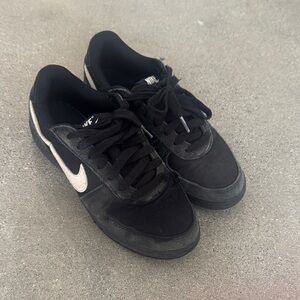 Nike Big Kids 3.5 Y youth Black white Low-Top Sneakers